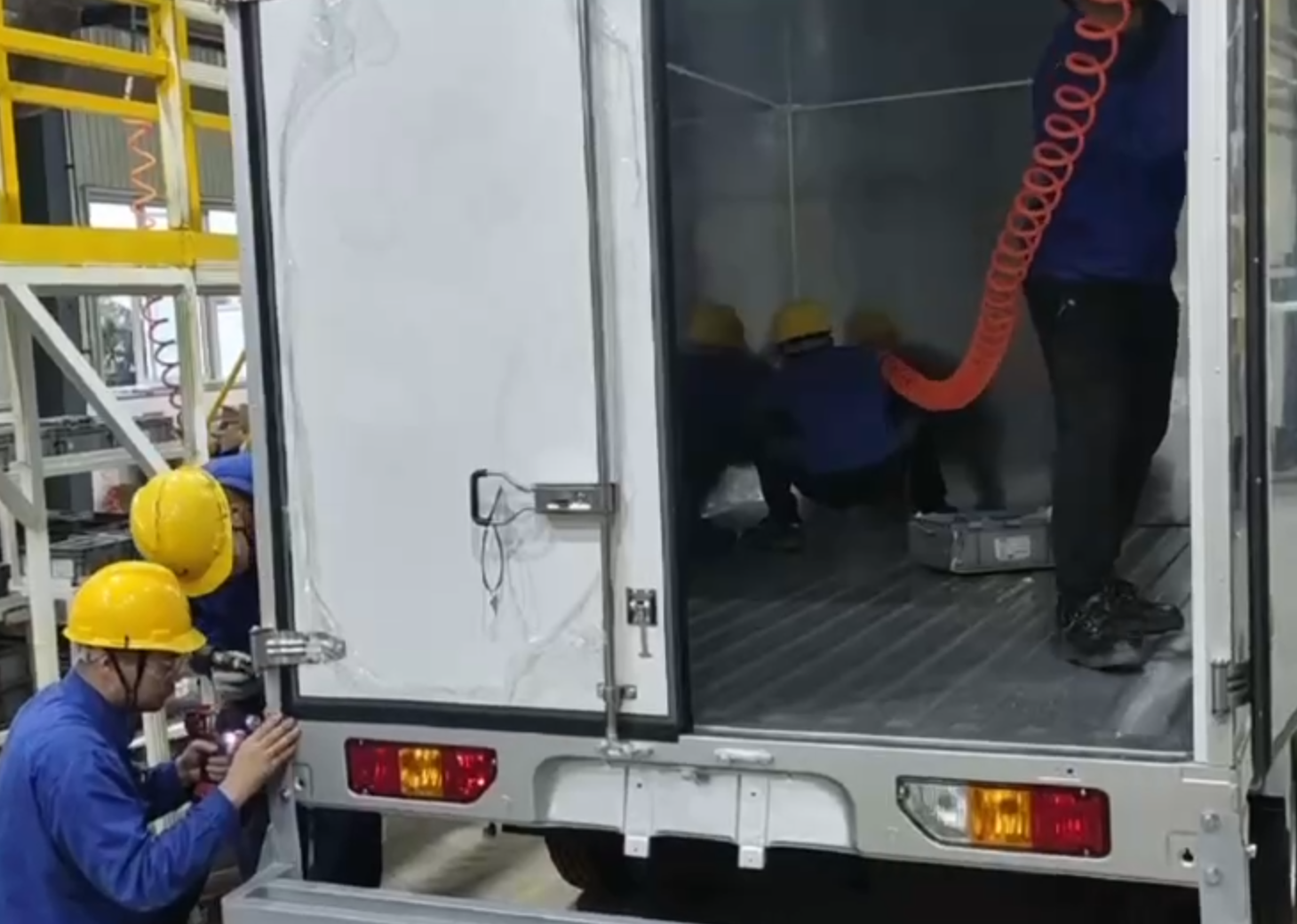 Технологія глухих заклепок: наріжний камінь стільникової панелі легкого вантажного боксу